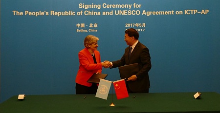 Chun-Li Bai met with UNESCO Director-General Ms Irina Bokova and signed the agreement for ICTP-AP